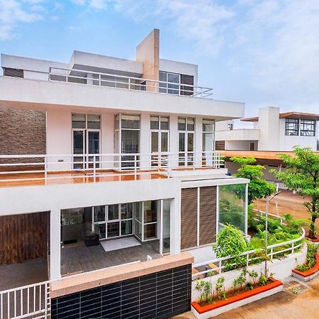 Sierra Skies: Mountain-View Villa with Rooftop Pool & Gym Lonavala Exterior photo